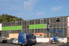 Digitaldruck-Montage-an-einer-Halle